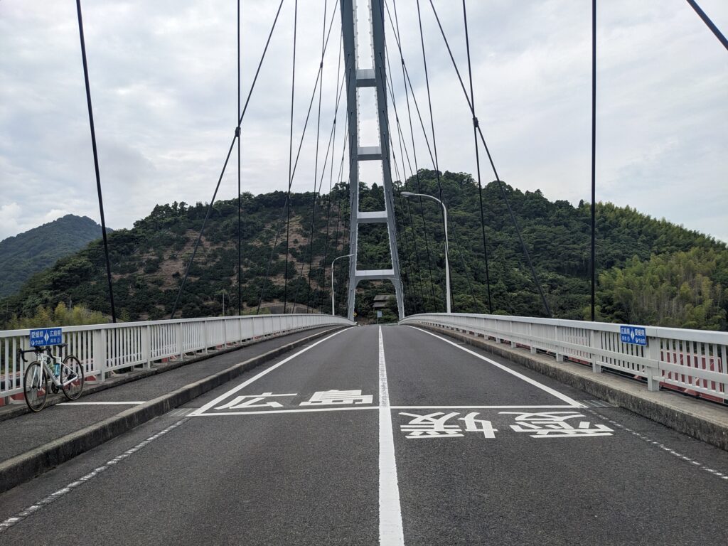 岡村大橋にある広島と愛媛の県境